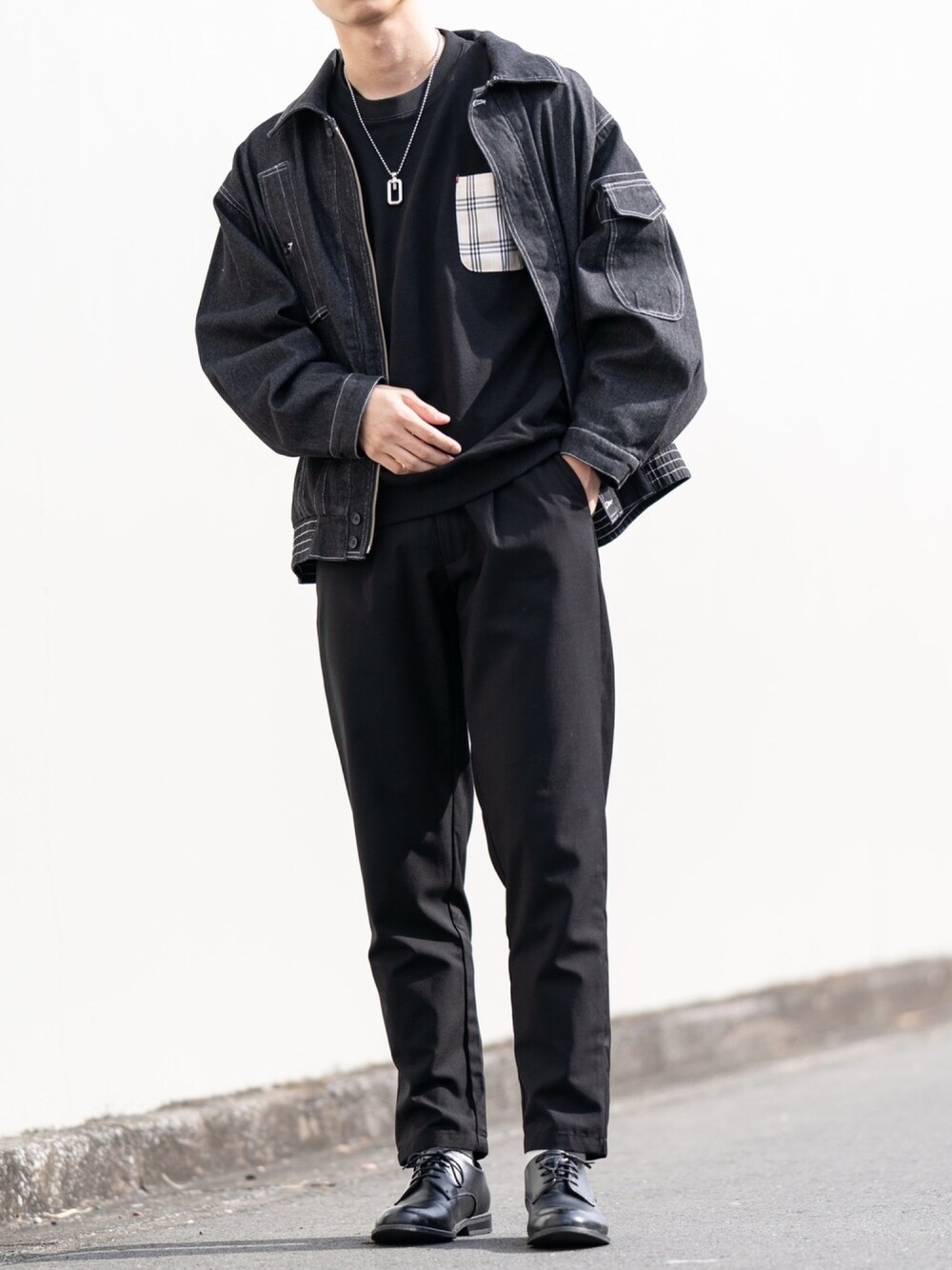 「ckwjzozo、fashion、promotion、PR、デニムジャケット、スラックス、革靴、スウェット、春コーデ、calvinklein」｜「CASPER JOHNのDenim Flight Jacket/デニムフライトジャケット（デニムジャケット、ブラック系）」を使った、Suzuさん（メンズ・182cm）の冬コーディネートの1枚目の写真