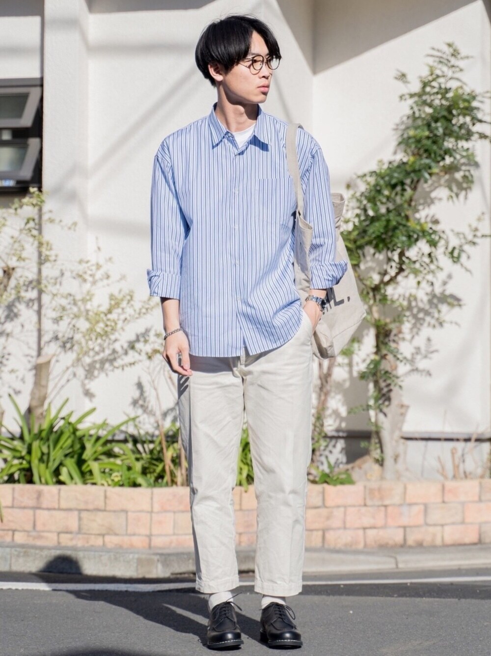 その他のシャツ/ブラウス、ホワイト系のTシャツ/カットソー、ベージュ系のその他パンツを着用したメンズの春コーディネートの1枚目の写真