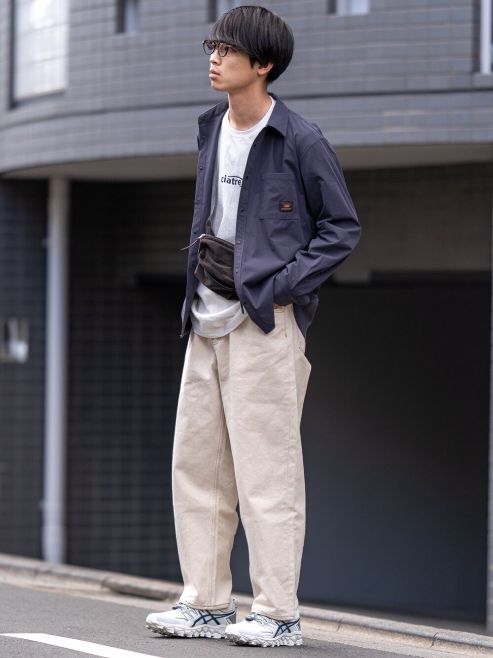 「春コーデ、シャツ、白パンツ、asics、ロゴT、RAGEBLUE、FREAK’Ｓ STORE、ホワイトデニム、デート、TIGORA」｜「TIGORAのTIGORA/BEAMS DESIGN ストレッチシャツ（シャツ/ブラウス、グレー系）」を使った、Suzuさん（メンズ・182cm）の春コーディネートの1枚目の写真