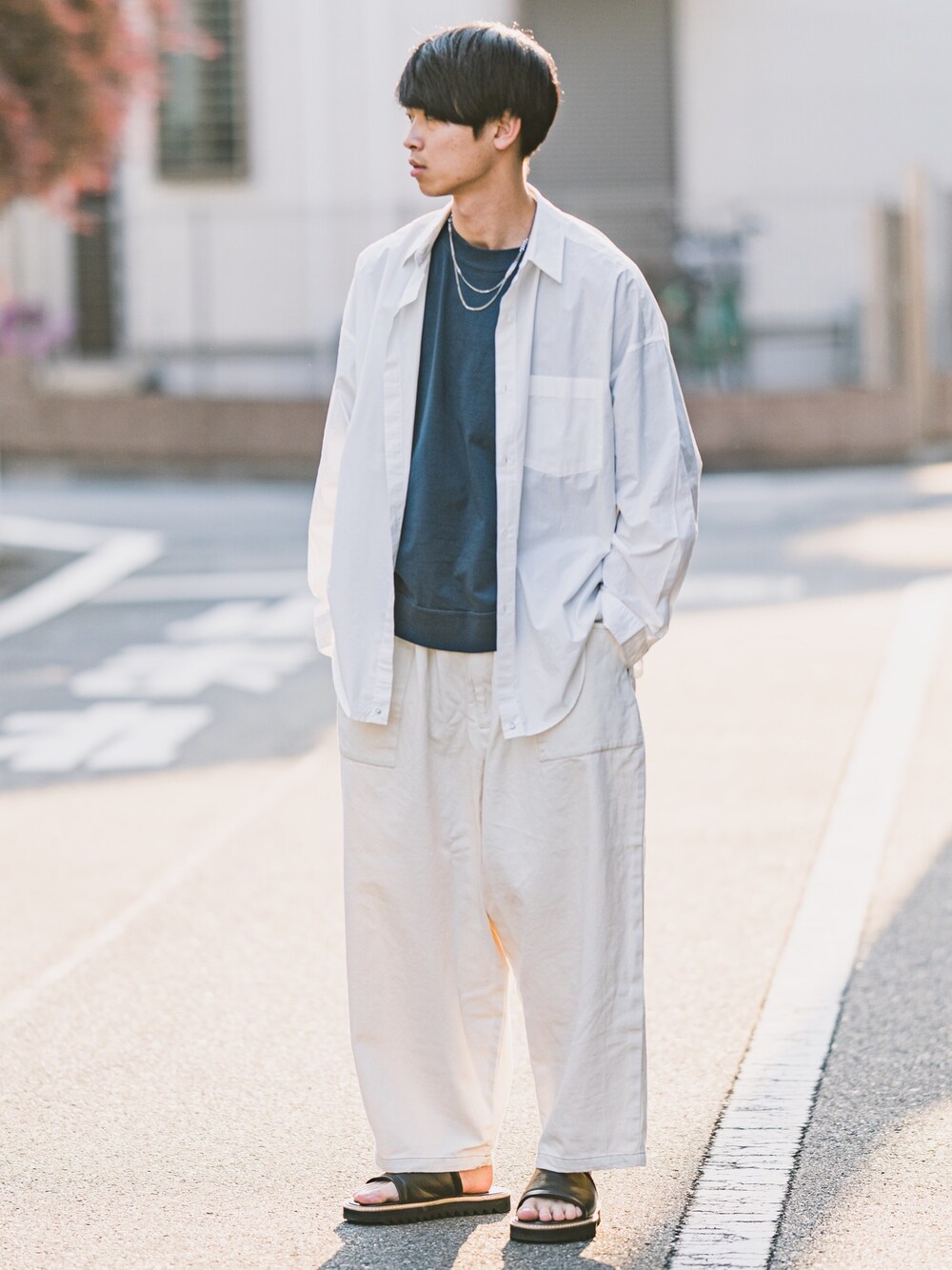 「白シャツ、ワイドパンツ、ホワイトパンツ、白パンツ、MHL.、レザーサンダル」｜「FREAK'S STOREのビッグシルエット タイプライターシャツ（シャツ/ブラウス、ホワイト系）」を使った、Suzuさん（メンズ・182cm）の春コーディネートの1枚目の写真