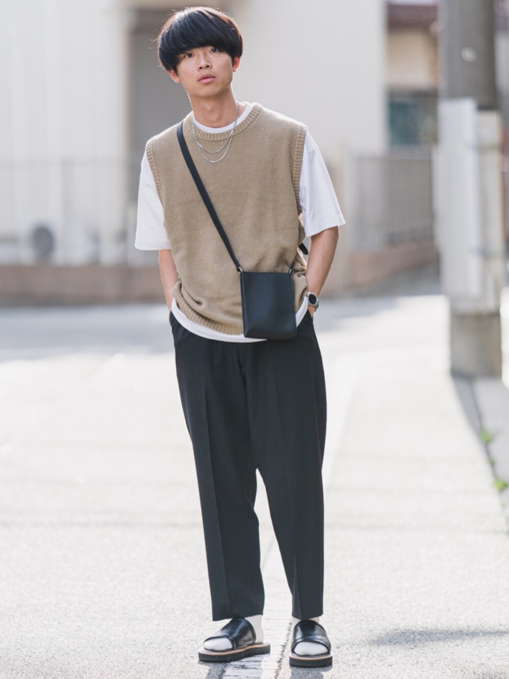 「ニットベスト、スラックス、UNIQLO U、レザーサンダル、サンダル、サンダル×靴下、スクエアバッグ、レザー、春、ビッグシルエット」｜「INTER FACTORYのINTER FACTORY　鹿の子編みニットベスト（ベスト、ベージュ系）」を使った、Suzuさん（メンズ・182cm）の春コーディネートの1枚目の写真