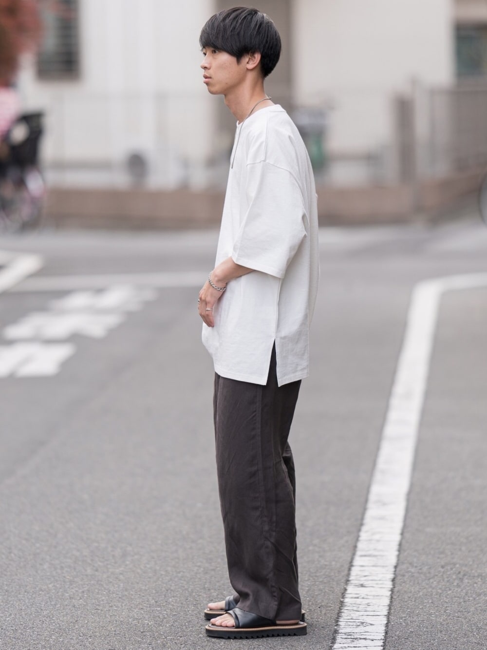「ビッグT、白Tシャツ、オーバーサイズ、リネンパンツ、ブラウン、スラックス、夏コーデ、サンダル、レザーサンダル、プチプラ」｜「CASPER JOHNのMiddle Length Heavy Weight Big T-shirts/ミドルレングスヘビーウェイトビッグT（Tシャツ/カットソー、ホワイト系）」を使った、Suzuさん（メンズ・182cm）の春コーディネートの1枚目の写真