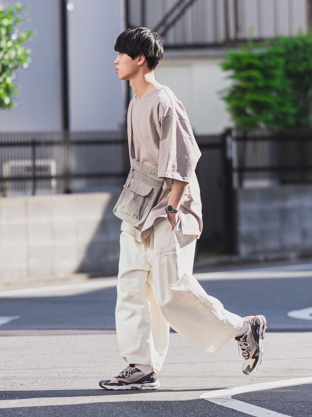 「ゆるコーデ、ベージュ、くすみカラー、ペールトーン、白パンツ、ミズノ、ワイドパンツ、リラックススタイル、ショルダーバッグ、ビッグT」｜「CASPER JOHNのMiddle Length Heavy Weight Big T-shirts/ミドルレングスヘビーウェイトビッグT（Tシャツ/カットソー、ベージュ系）」を使った、Suzuさん（メンズ・182cm）の春コーディネートの1枚目の写真