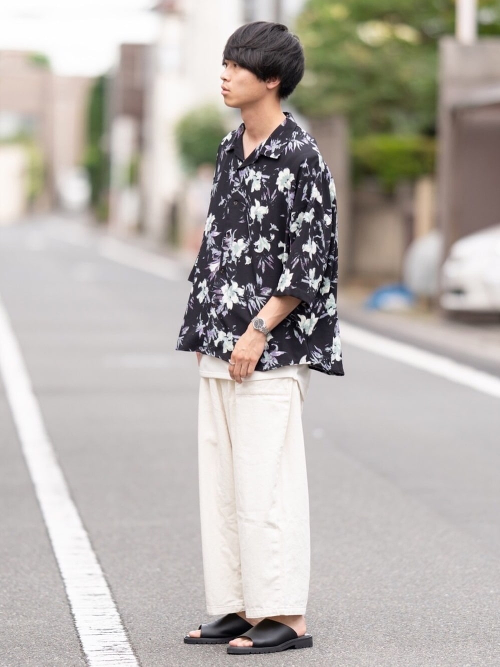 「シャツ好き集まれ、白パンツ、レザーサンダル、オトナカジュアル、オーバーサイズ、ゆるコーデ」｜「CASPER JOHNのVarious Dolman Shirts/バリアスドルマンシャツ（シャツ/ブラウス、ブラック系）」を使った、Suzuさん（メンズ・182cm）の夏コーディネートの1枚目の写真