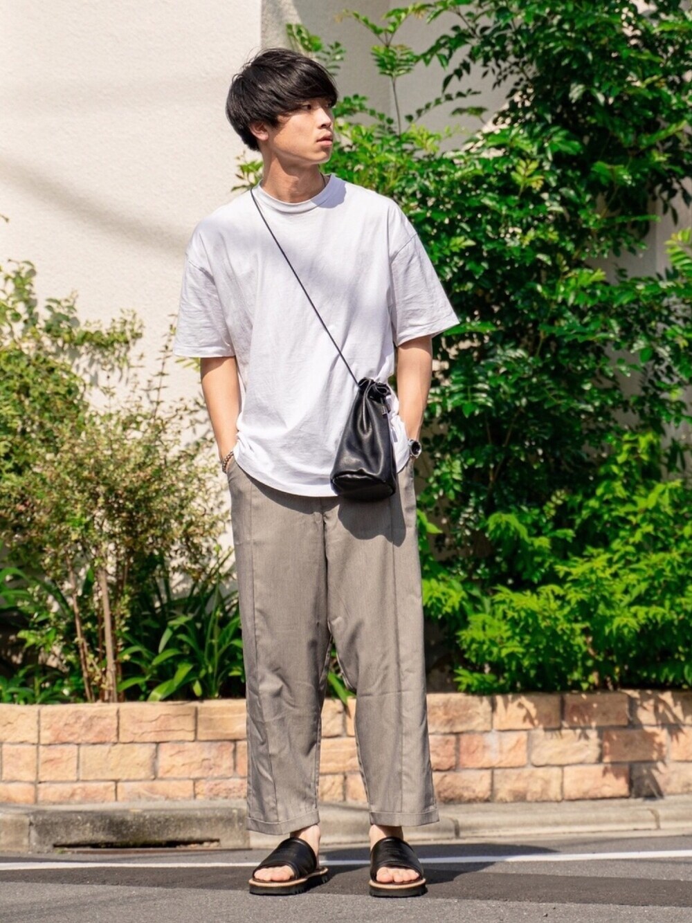 「シンプルコーデ、夏コーデ、白Tシャツ、スラックス、春夏コーデ、ラフスタイル」｜「ATONの＜ATON（エイトン）＞ オーバーサイズ Tシャツ（Tシャツ/カットソー、ホワイト系）」を使った、Suzuさん（メンズ・182cm）の夏コーディネートの1枚目の写真