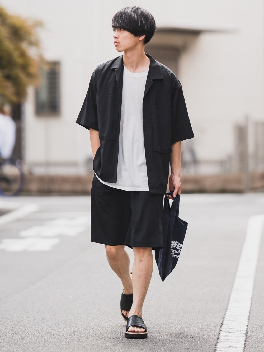「セットアップ、ブラック、ショートパンツ、ショーツ、エコバッグ、トートバッグ、モノトーン、レザーサンダル、リラックススタイル、夏コーデ」｜「MAISON SPECIALの《ユニセックスアイテム》マルチファブリックオーバーサイズオープンカラーシャツ 【MAISON SPECIAL/メゾンスペシャル】■セットアップ対応■（シャツ/ブラウス、ブラック系）」を使った、Suzuさん（メンズ・182cm）の夏コーディネートの1枚目の写真