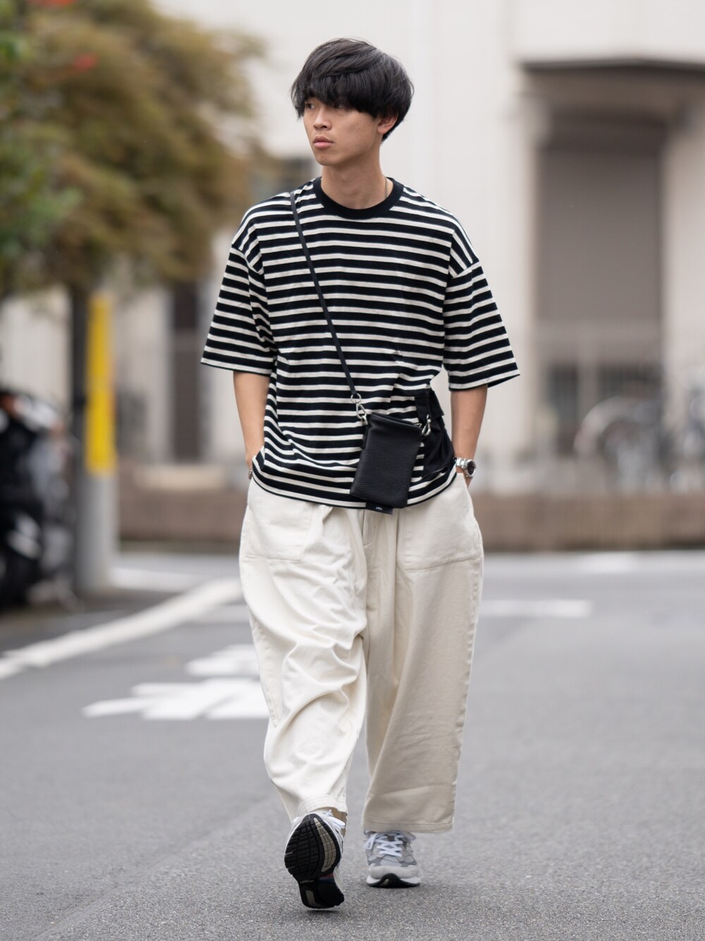 「ボーダー、白パンツ、ニューバランス、ゆるコーデ、モノトーン、ビッグシルエット、夏、大人カジュアル、ワイドパンツ、ラフスタイル」｜「MR.OLIVEのライトシルケット ボーダー/ビッグシルエット サイドポケット ハーフスリーブ Tシャツ（Tシャツ/カットソー、ブラック系）」を使った、Suzuさん（メンズ・182cm）の夏コーディネートの1枚目の写真