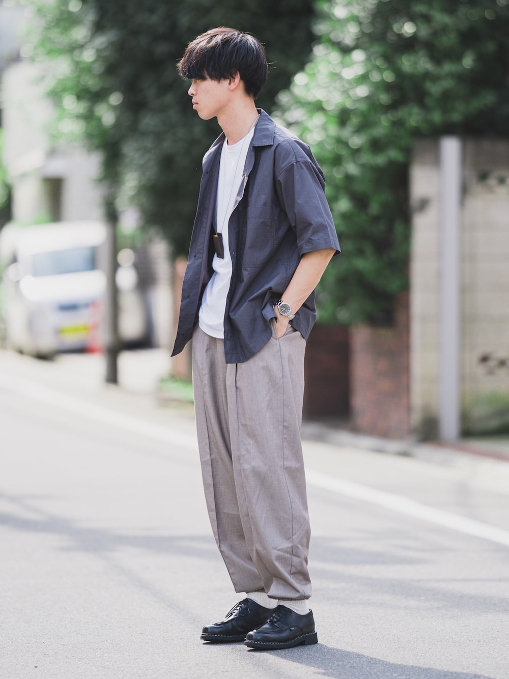 「夏コーデ、休日スタイル、シャツスタイル、パラブーツ、革靴、きれいめカジュアル、リラックススタイル」｜「remerのCotton work shirt/ コットンワークシャツ（シャツ/ブラウス、グレー系）」を使った、Suzuさん（メンズ・182cm）の夏コーディネートの1枚目の写真