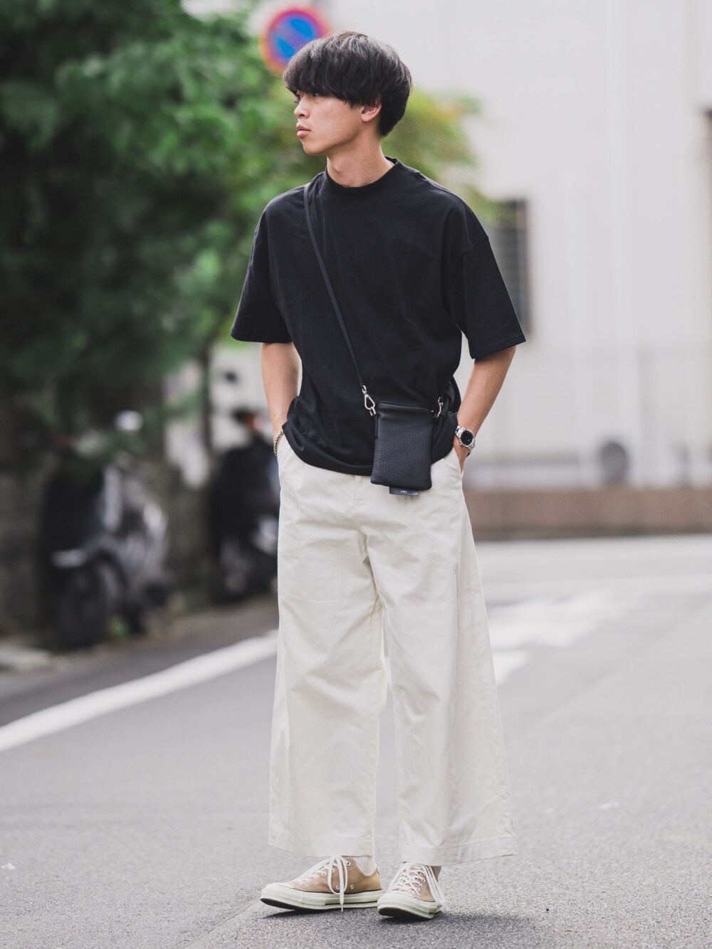 「夏、モックネック、白パンツ、コンバース、CT70s、レザーバッグ、ショルダーバッグ、こなれ感、大人カジュアル、ラフコーデ」｜「INTER FACTORYのWEARISTA れぽすけ × INTER FACTORY　USAコットンモックネックTシャツ（Tシャツ/カットソー、ブラック系）」を使った、Suzuさん（メンズ・182cm）の夏コーディネートの1枚目の写真