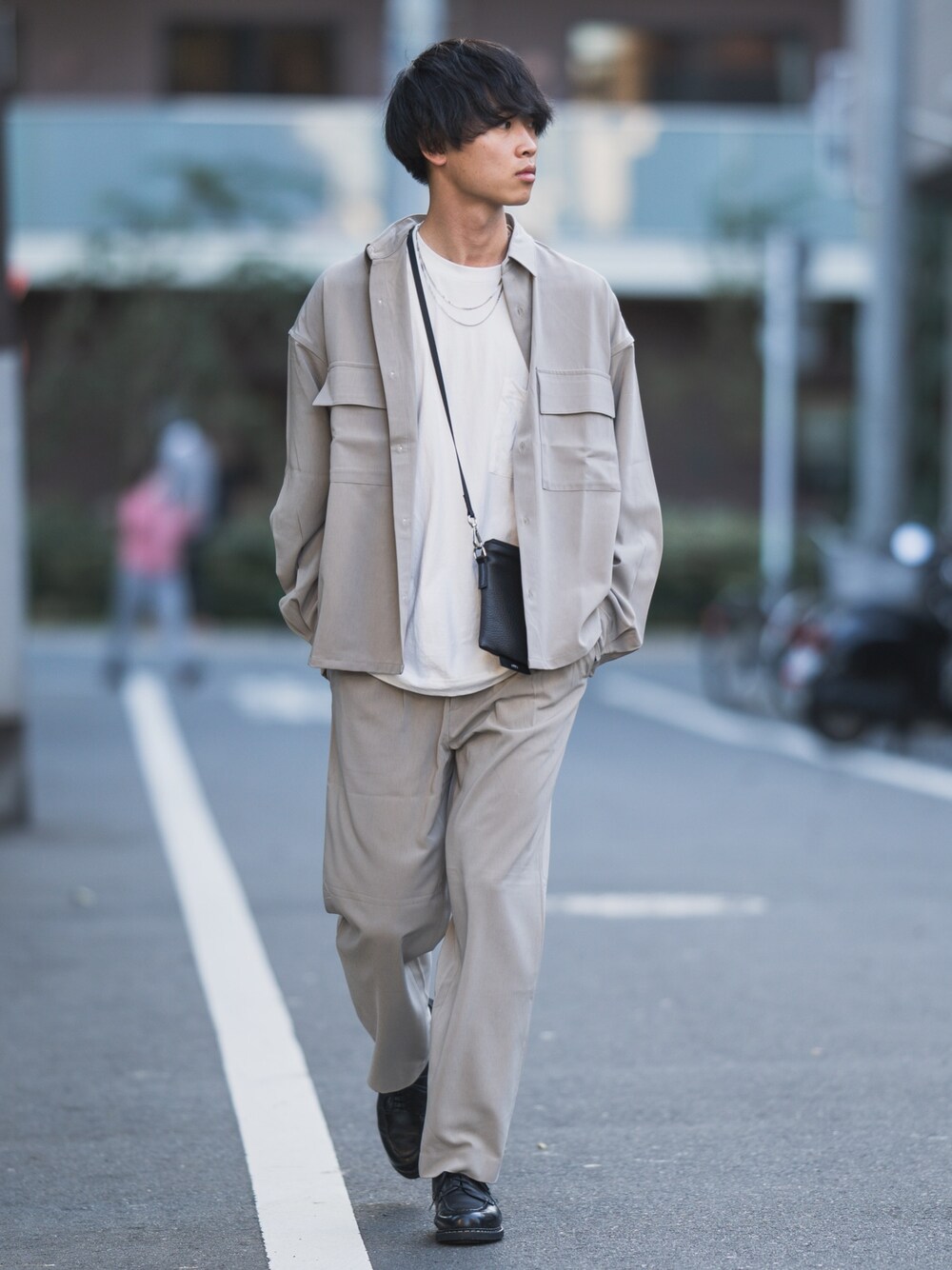 「セットアップ、セットアップスタイル、エマクローズ、EMMA  CLOTHES、PR、レザーバッグ、レザーシューズ、革靴、こなれ感、秋のコーデ」｜「EMMA CLOTHESの【セットアップ】ブライトポプリン レギュラーカラー L/S オーバー ドレープ CPOシャツ＆ワイドアンクルシェフパンツ EMMA CLOTHES 2020AW（セットアップ、ベージュ系）」を使った、Suzuさん（メンズ・182cm）の夏コーディネートの1枚目の写真