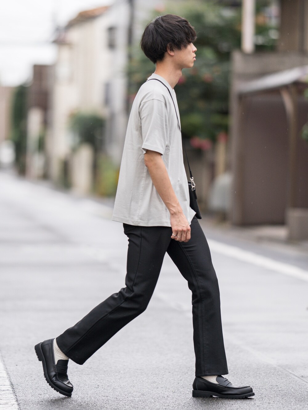 「ローファー、ラングラー、ビッグT、グレー、スラックス、デニムパンツ、フレアパンツ、夏コーデ、シンプル、夏だ！Tシャツ着よう！」｜「FORK&SPOONのFORK&SPOON　シームポイントショートスリーブTシャツ（Tシャツ/カットソー、グレー系）」を使った、Suzuさん（メンズ・182cm）の夏コーディネートの1枚目の写真