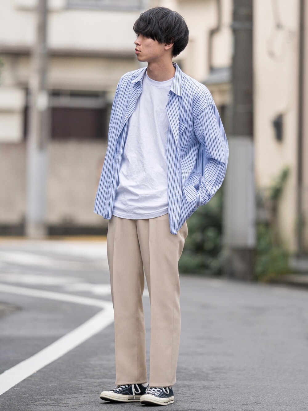 「シャツスタイル、ストライプシャツ、スラックス、ベージュパンツ、コンバース、CT70s、大人カジュアル、ビックシルエット、リラックススタイル、秋コーデ」｜「THOMAS MASONのトーマスメイソンオーバーシャツ（シャツ/ブラウス、その他）」を使った、Suzuさん（メンズ・182cm）の夏コーディネートの1枚目の写真