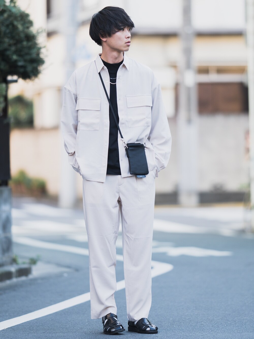 「セットアップ、ホワイト、今日のコーデ、グルカサンダル、シャツスタイル、ラフスタイル、スラックス、ラクチンコーデ、EMMA  CLOTHES」｜「EMMA CLOTHESの【セットアップ】ブライトポプリン レギュラーカラー L/S オーバー ドレープ CPOシャツ＆ワイドアンクルシェフパンツ EMMA CLOTHES 2020AW（セットアップ、ホワイト系）」を使った、Suzuさん（メンズ・182cm）の夏コーディネートの1枚目の写真