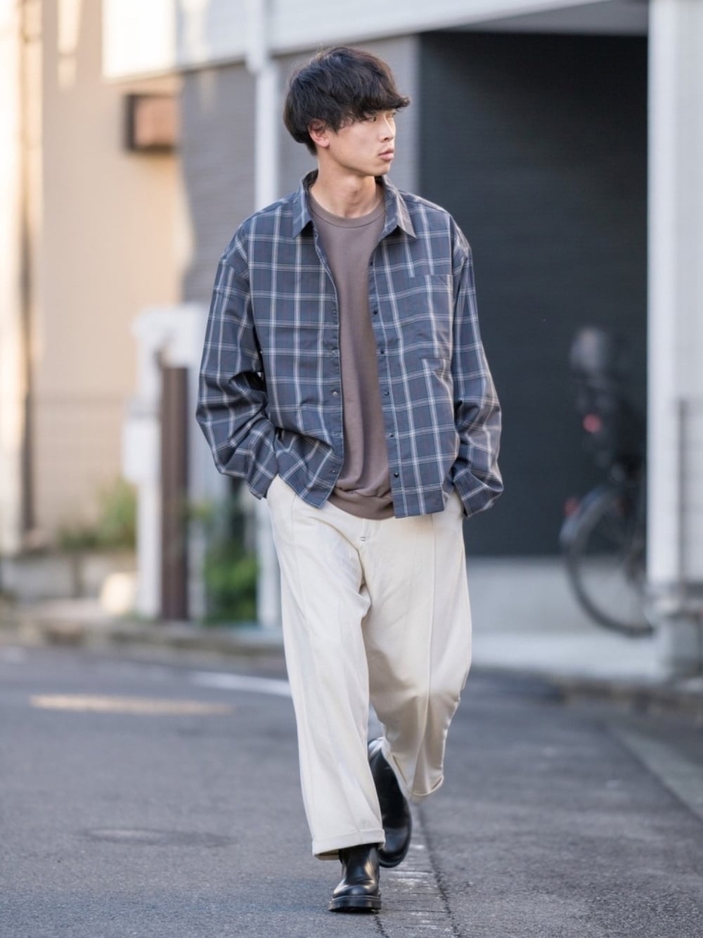 「CPOジャケット、シャツアウター、スウェット、グレー、白パンツ、サイドゴアブーツ、ドクターマーチン、PR、チェルシーブーツ、チェックシャツ」｜「Loose/ルースの【Loose】ドローコード チェック CPO シャツブルゾン（シャツ/ブラウス、グレー系）」を使った、Suzuさん（メンズ・182cm）の秋コーディネートの1枚目の写真