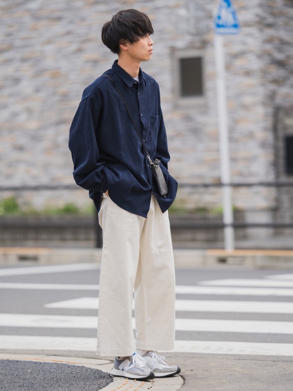 「ビッグシャツ、ベロア、シャツスタイル、ネイビー、白パンツ、ニューバランス、ショルダーバッグ、レザー、キレイめ、PR」｜「417 EDIFICEの◆【BIG SHIRTS / ビックシャツ】 ベロアビッグシルエット シャツジャケット（シャツ/ブラウス、ブルー系）」を使った、Suzuさん（メンズ・182cm）の秋コーディネートの1枚目の写真