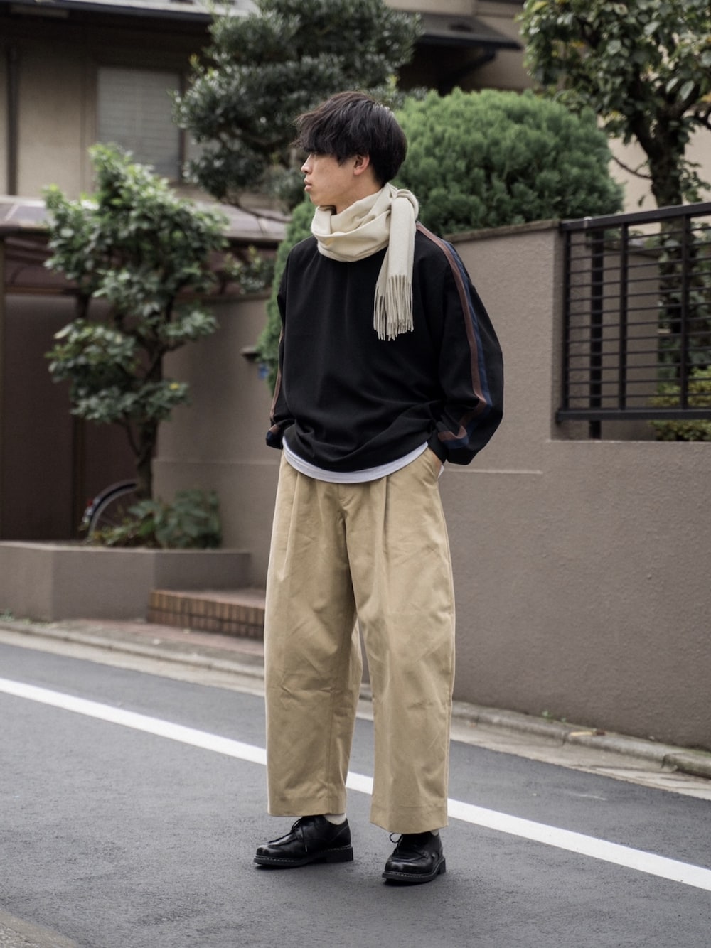 「シンプル、秋、スウェット、チノパン、ワイドチノ、ワイドパンツ、DOOPZ、STUDIONICHOLSON、革靴、マフラー」｜「DOOPZのDOOPZ ラインスリーブスウェット（スウェット、ブラック系）」を使った、Suzuさん（メンズ・182cm）の秋コーディネートの1枚目の写真