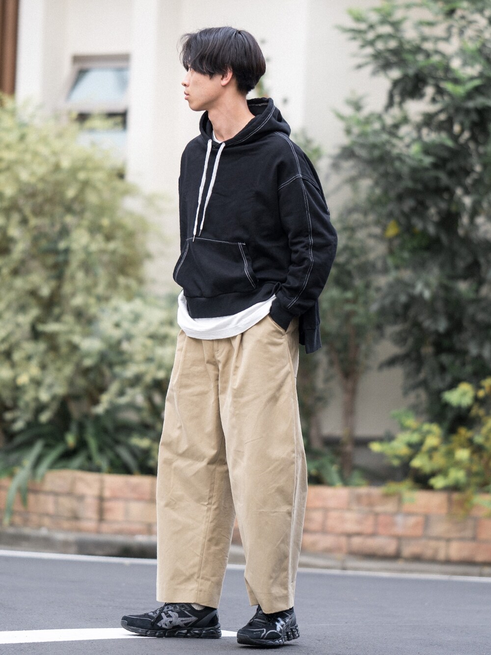 ブラック系のパーカー、ベージュ系のパーカー、ベージュ系のその他パンツを着用したメンズの秋コーディネートの1枚目の写真