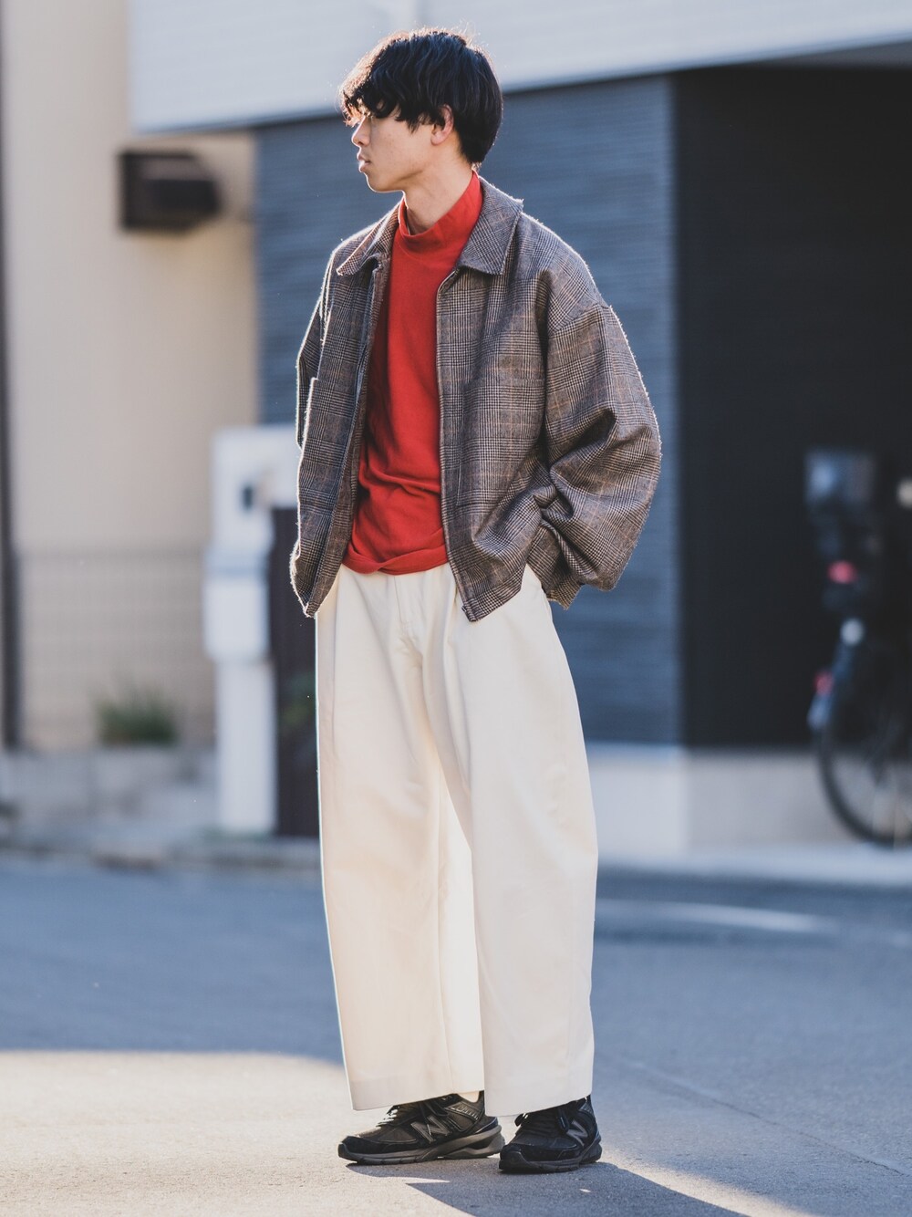 「シンプルコーデ、差し色、白パンツ、ドリズラージャケット、UNIQLO、モックネック、ニューバランス、STUDIONICHOLSON、NEW BALANCE 990V5、stein」｜「steinのアイテム（ブルゾン、ブラウン系）」を使った、Suzuさん（メンズ・182cm）の冬コーディネートの1枚目の写真