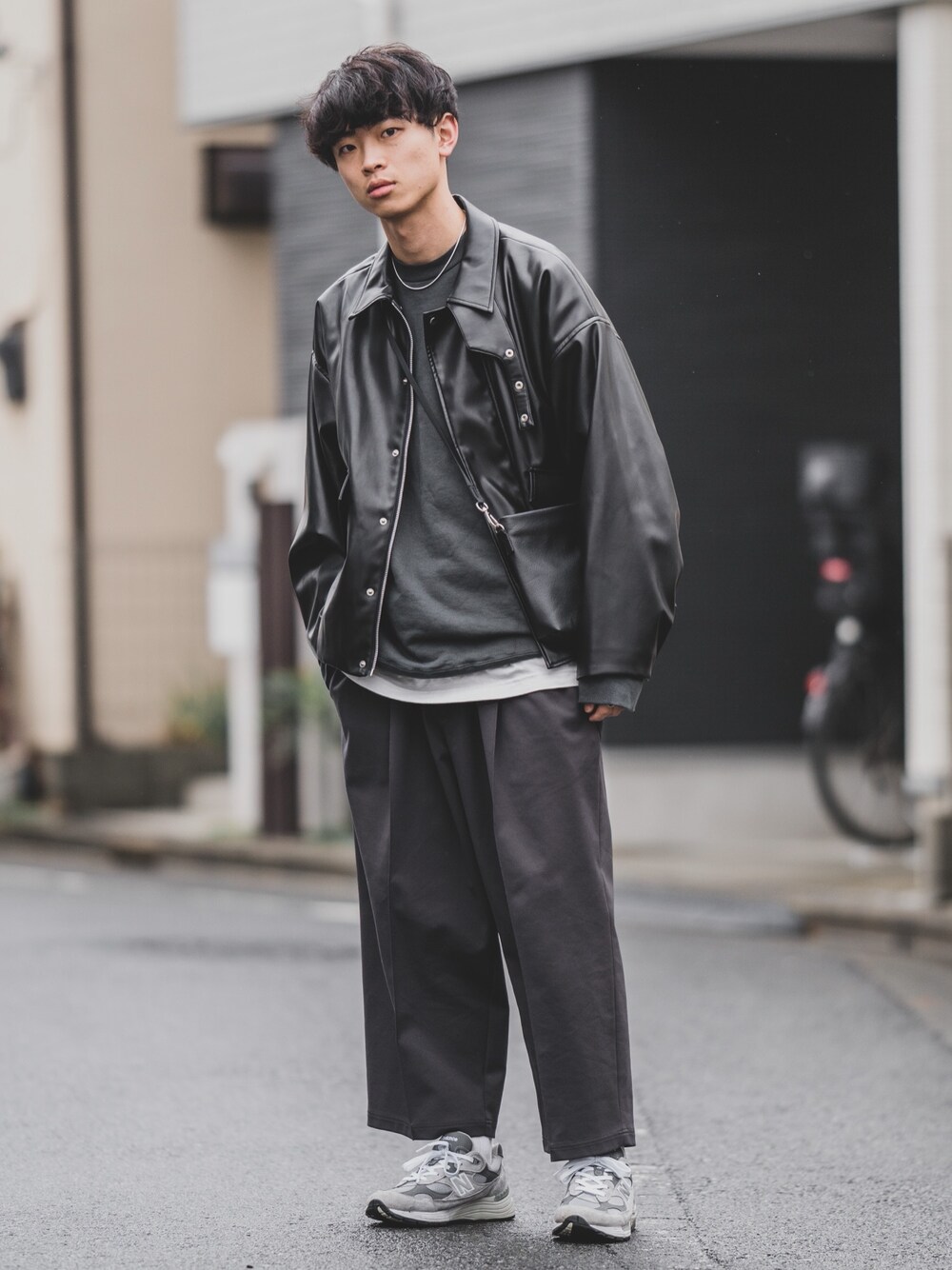 「私の推しブランド、シンプル、ライダース、スウエット、ATON、newbalance992、ネックレス、レイヤードスタイル、くすみカラー」｜「RYO TAKASHIMAのアイテム（ライダースジャケット、ブラック系）」を使った、Suzuさん（メンズ・181cm）の冬コーディネートの1枚目の写真