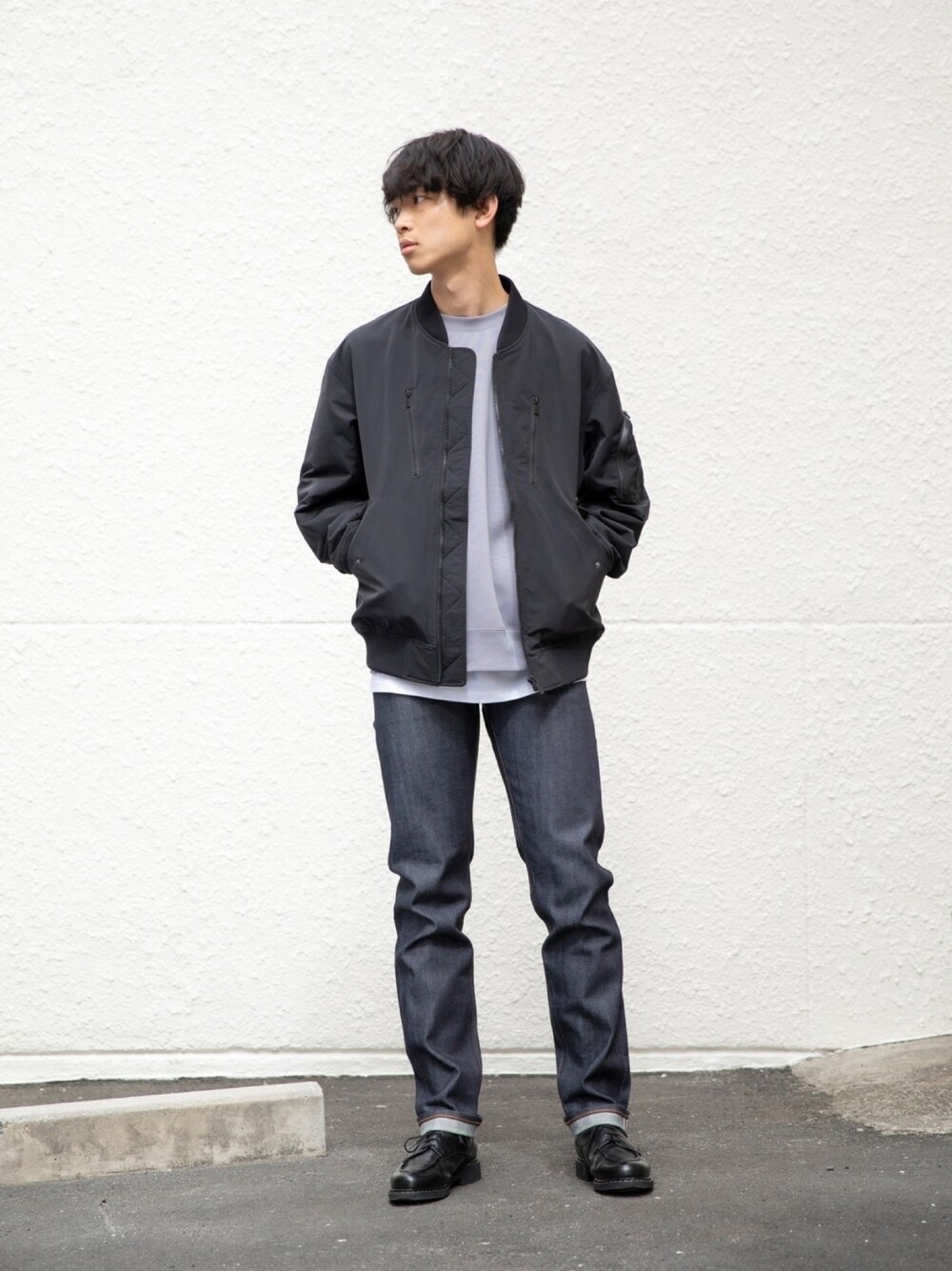 ブラック系のドレスシューズを着用したメンズの春コーディネートの1枚目の写真