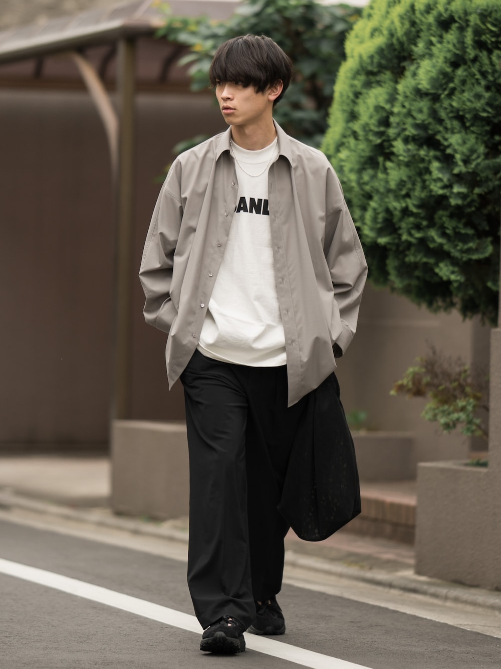 「シンプル、シャツスタイル、ワイドパンツ、サンダル、夏コーデ、ゆるコーデ、オーバーサイズ、オトナカジュアル、キレイめ、ロゴT」｜「Graphpaperのアイテム（シャツ/ブラウス、グレー系）」を使った、Suzuさん（メンズ・181cm）の春コーディネートの1枚目の写真