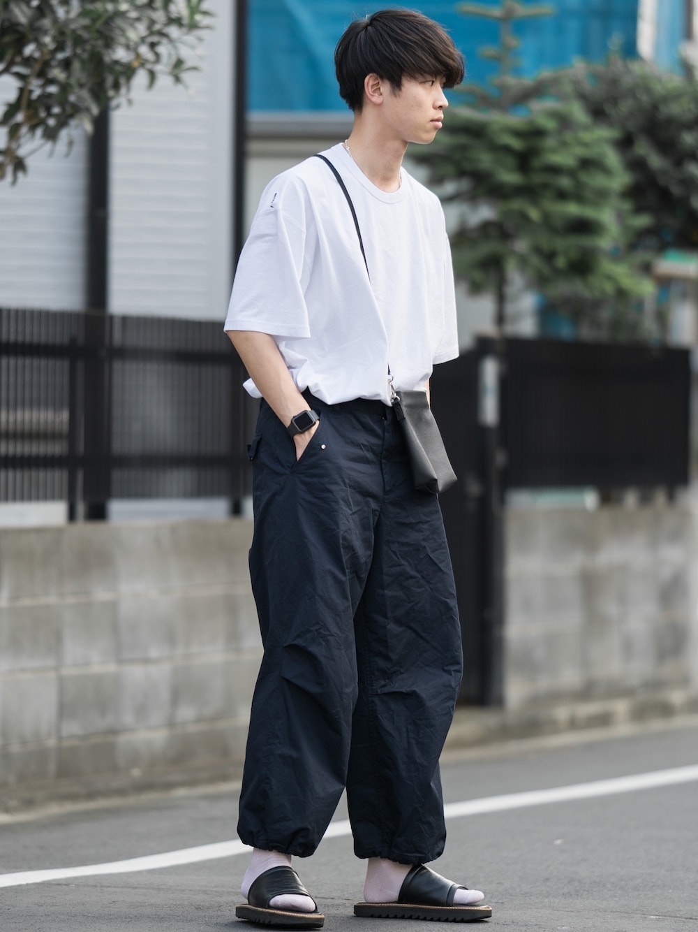 「タックイン、白Tシャツ、ビッグT、レザーサンダル、シンプル、靴下、夏コーデ、ワイドパンツ、カーゴパンツ、ミリタリー」｜「NAUTICAのNAUTICA/ノーティカ 2-Pack Tee/2パックTシャツ（Tシャツ/カットソー、ホワイト系）」を使った、Suzuさん（メンズ・181cm）の春コーディネートの1枚目の写真