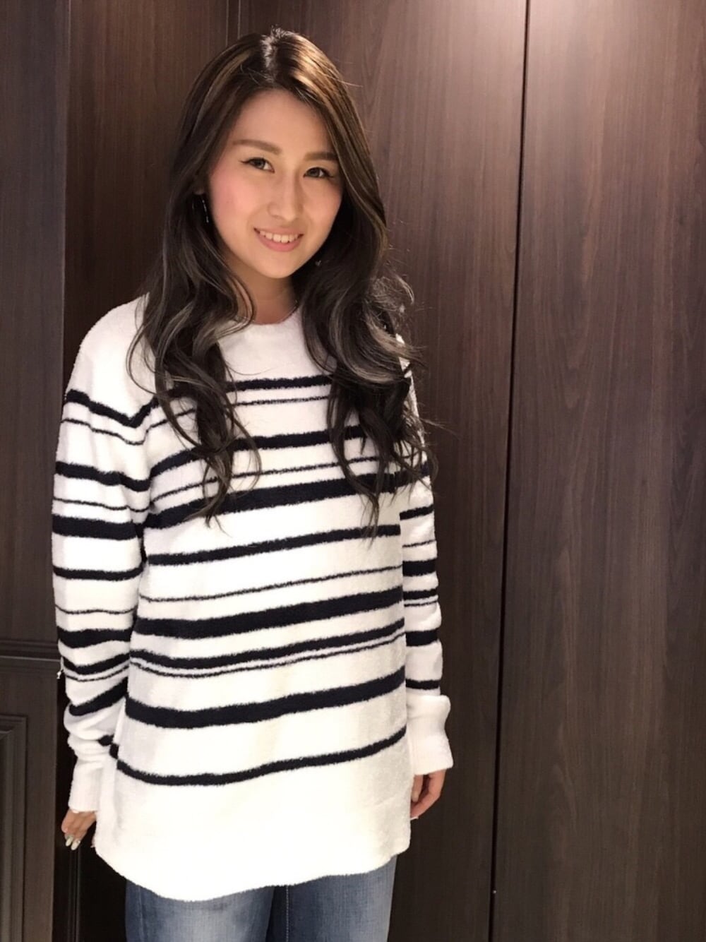 ホワイト系のニット/セーターを着用したメンズの秋コーディネートの1枚目の写真