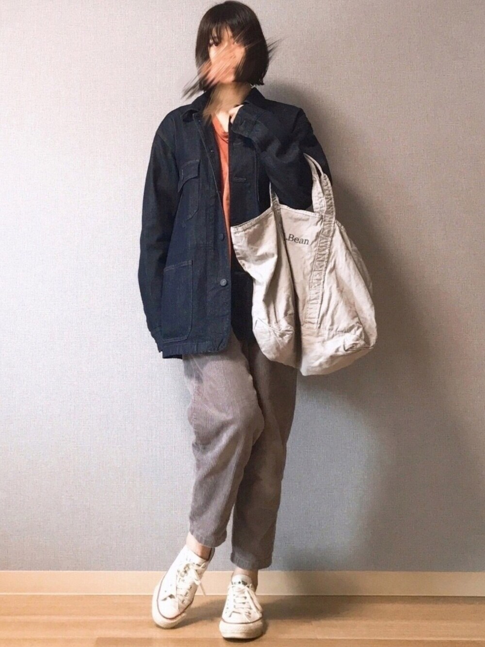 ブルー系のデニムジャケット、ピンク系のパンツ、ホワイト系のスニーカーを着用したレディースの春コーディネートの1枚目の写真