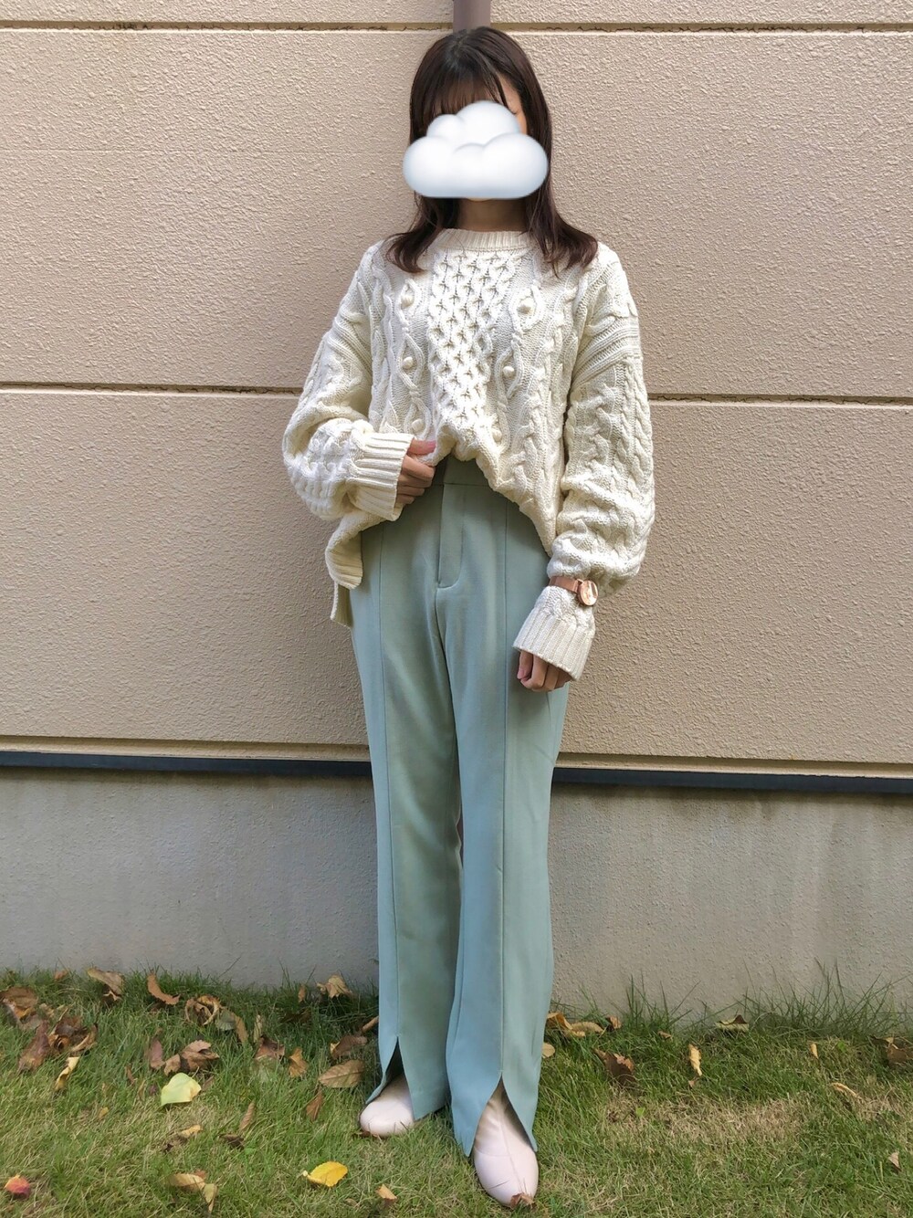「おしゃれさんと繋がりたい、冬のコーデ、ニットコーデ、パンツスタイル、オトナ女子」｜「LOWRYS FARMのケーブルポンポンＬＳ　761197 （ニット/セーター、ホワイト系）」を使った、muyuさん（レディース・157cm）の秋コーディネートの1枚目の写真