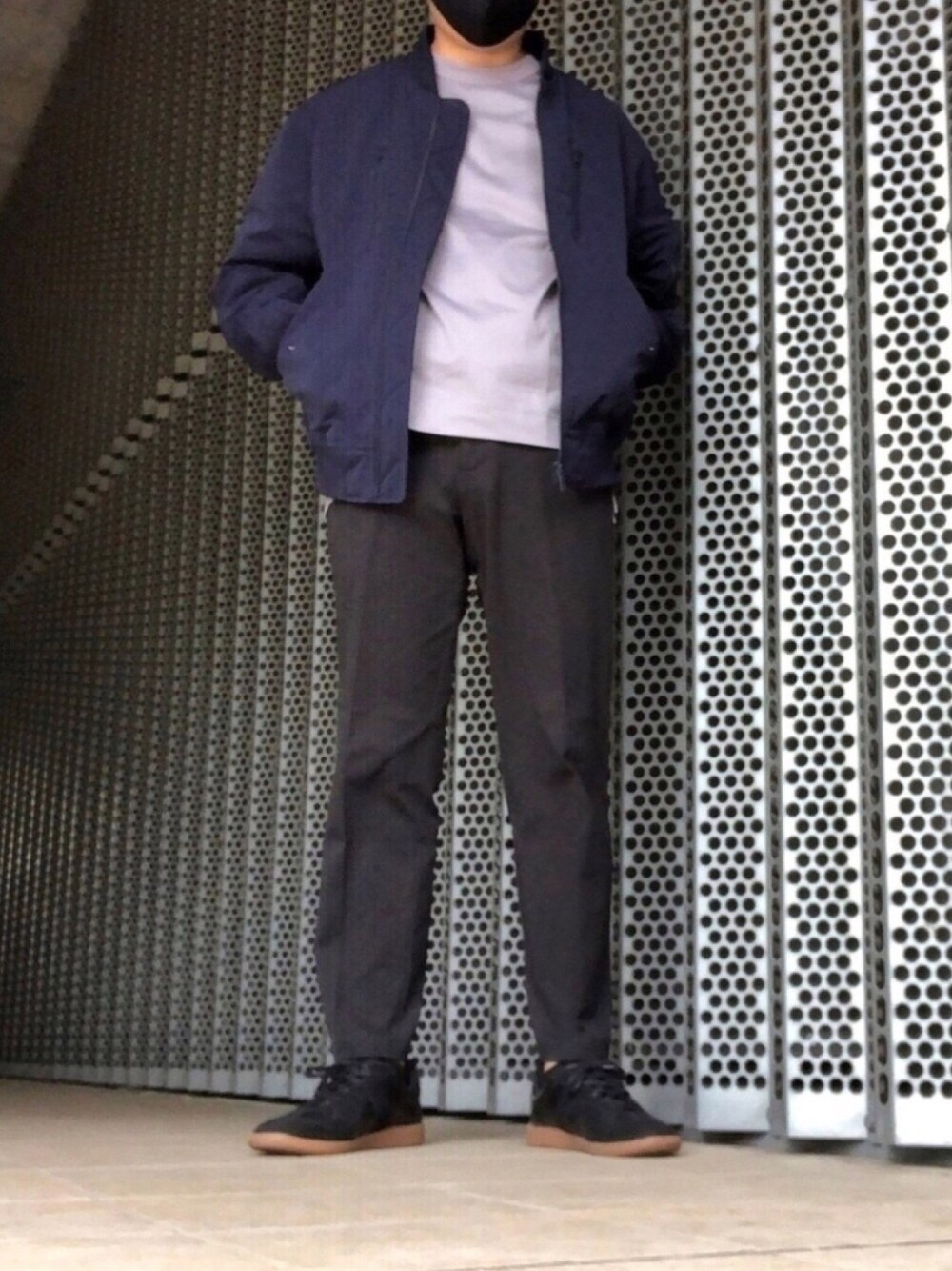 ブルー系のMA-1、シルバー系のTシャツ/カットソー、ブラック系のチノパンツを着用したメンズの春コーディネートの1枚目の写真