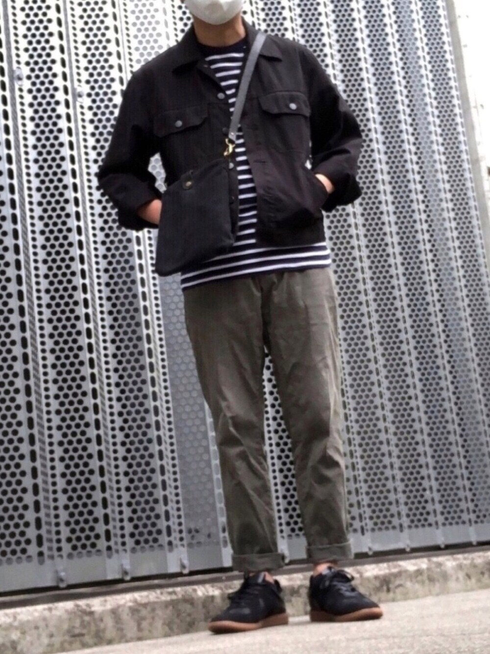 ブラック系のデニムジャケット、その他のTシャツ/カットソー、グリーン系のチノパンツを着用したメンズの春コーディネートの1枚目の写真