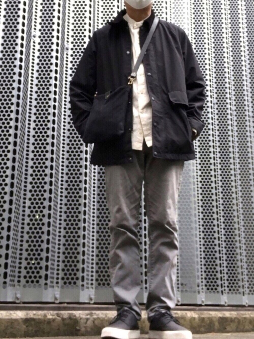 「ハンティングジャケット、古着MIX、雨の日コーデ、デニムパンツ、UNIQLO、春夏コーデ、きれいめカジュアル、シンプル、シンプルコーデ、これが私をアゲる服」｜「UNIQLOのアイテム（ブルゾン、ブラック系）」を使った、たまにさん（メンズ・172cm）の春コーディネートの1枚目の写真