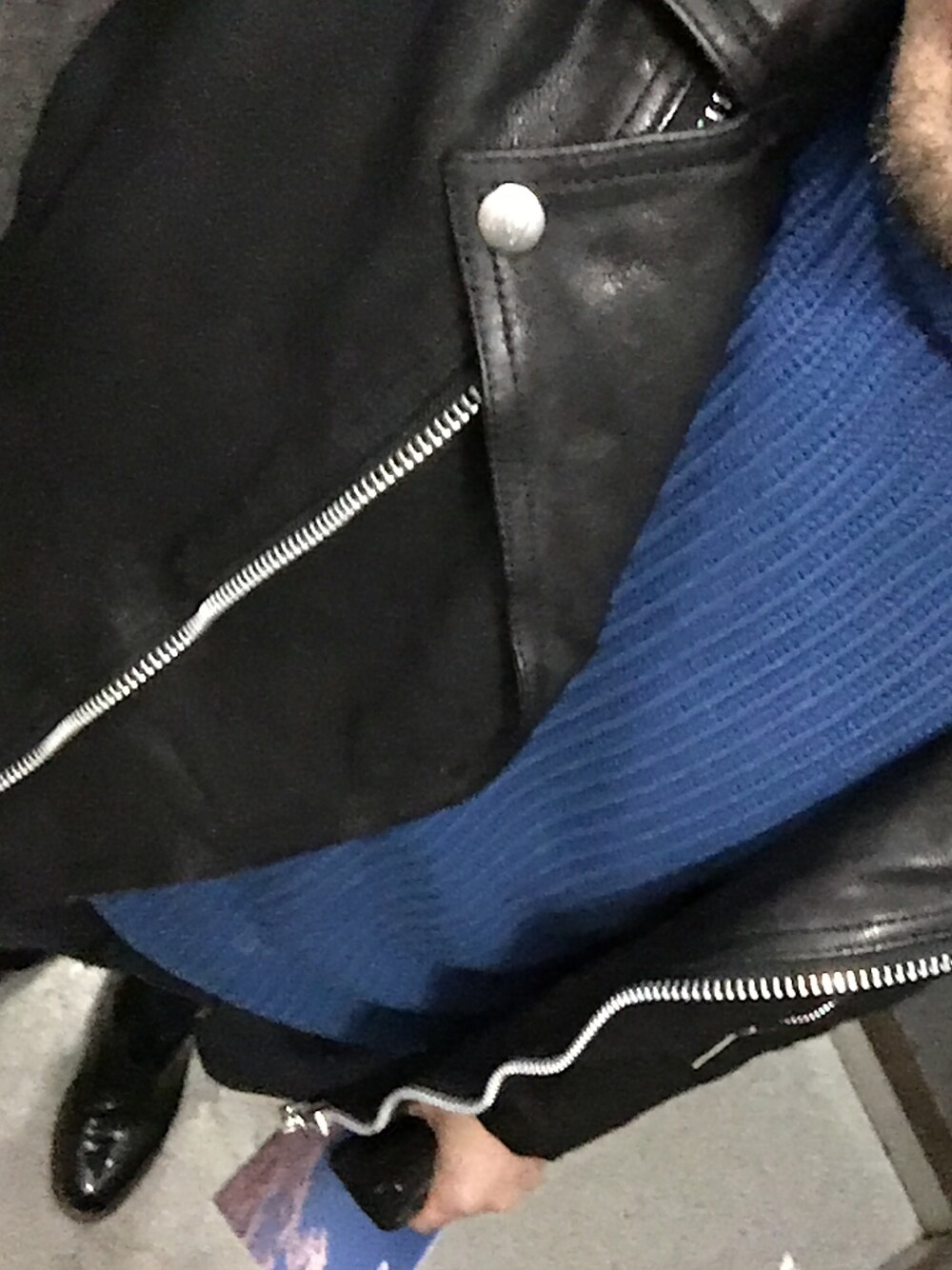 「ライダース、ハイネック、ポストマン、後ろだけクセが強い」｜「HLNAの【MONTLEY】Track LEATHER JKT（ライダースジャケット、ブラック系）」を使った、slammaさん（メンズ・172cm）の冬コーディネートの1枚目の写真
