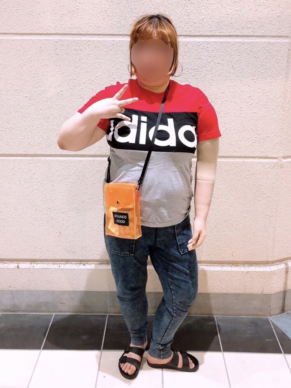 「スポーツミックス、トリコロール、クリアバッグ、都会的、スケボーL(’ω’)┘三└(’ω’)」ｼｭｯｼｭｯ」｜「adidasのエッセンシャルズ カラーブロック Tシャツ [Essentials Colorblock Tee] アディダス（Tシャツ/カットソー、レッド系）」を使った、麗園ファンタジー〇*ﾟさん（レディース・163cm）の夏コーディネートの1枚目の写真