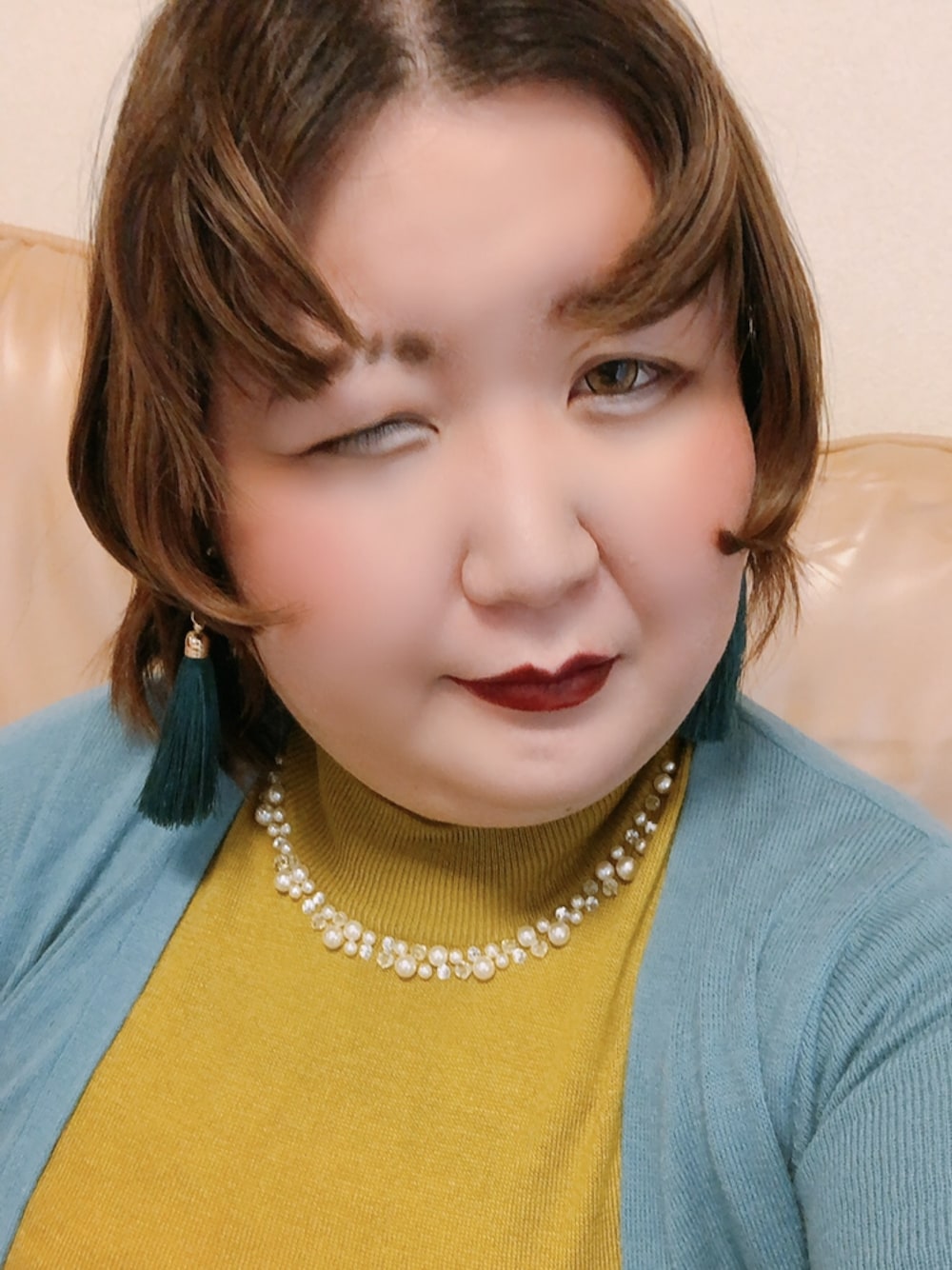 「スカート、カーディガン、マスタード、バラ柄、黒パンプス、巾着バッグ、タッセルイヤリング、ヘアアレンジ」｜「earth music&ecologyのカラータッセルイヤリング＊（イヤリング、グリーン系）」を使った、麗園ファンタジー〇*ﾟさん（レディース・162cm）の冬コーディネートの1枚目の写真