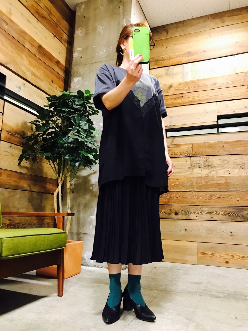 「カジュアル、アイフェイス、iFace」｜「iFaceのアイテム（スマホケース/カバー、グリーン系）」を使った、ゆかりっぷさん（レディース・155cm）の秋コーディネートの1枚目の写真