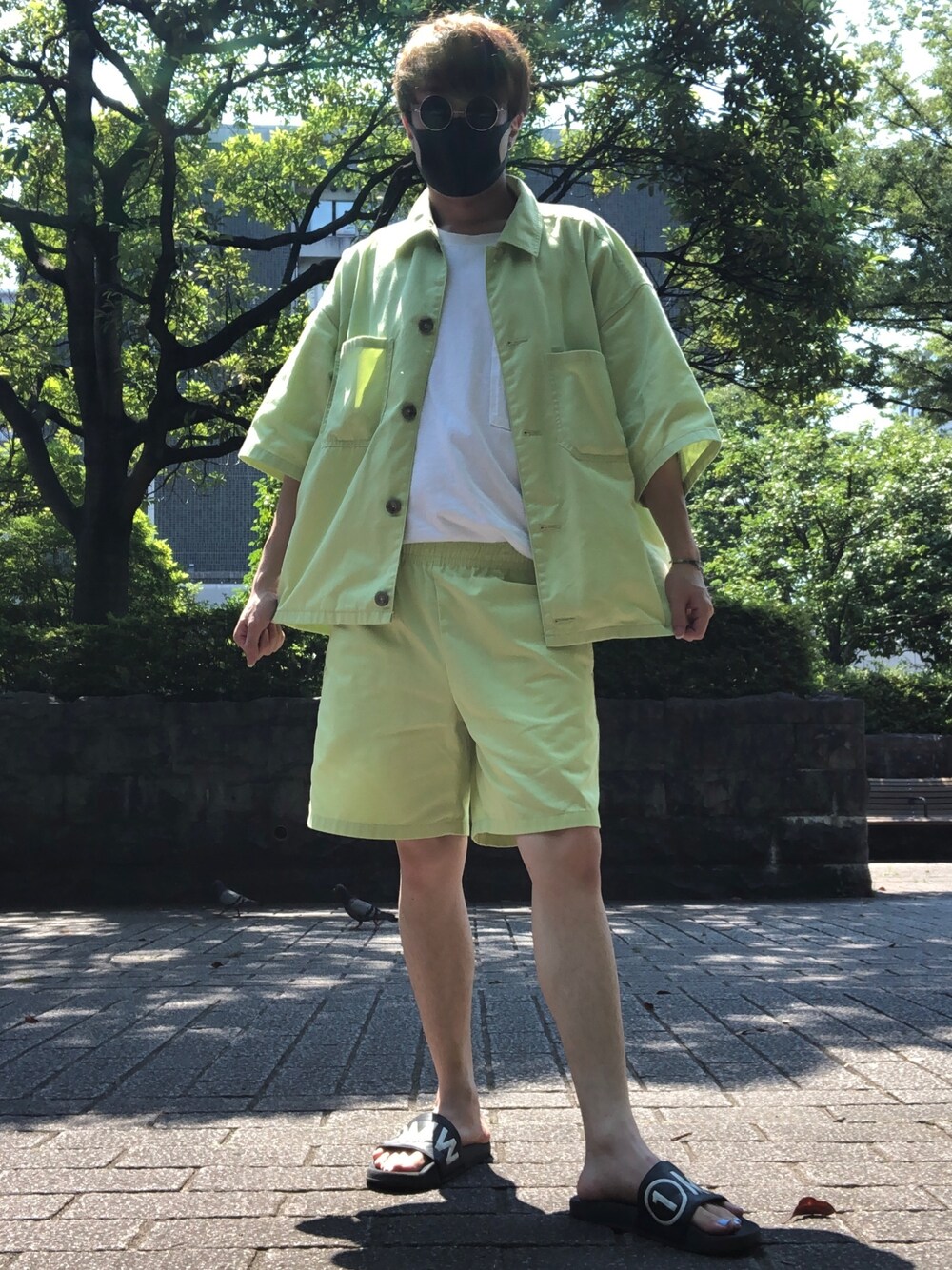 ホワイト系のTシャツ/カットソー、グリーン系のシャツ/ブラウス、グリーン系のパンツを着用したメンズの夏コーディネートの1枚目の写真