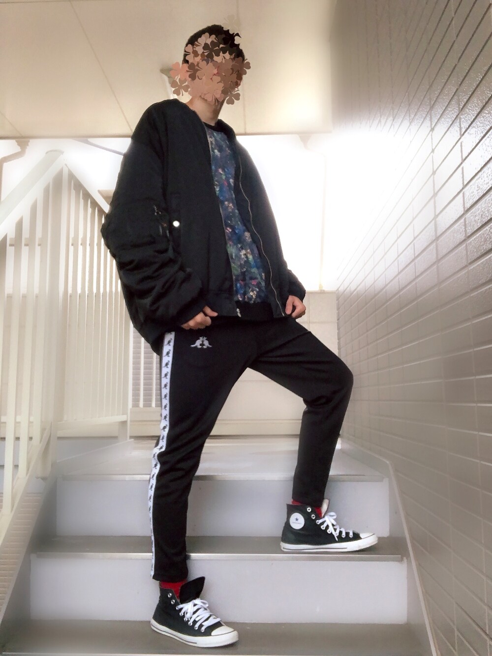 「ビッグシルエット、大学生コーデ、act'm、MA-1、KANGOL、ストリート、ブラック、モノトーンコーデ、ラフ」｜「act'mのact'm ビッグシルエット MA-1 中綿ウィンターブルゾン（MA-1、ブラック系）」を使った、じょぬーさん（メンズ・180cm）の秋コーディネートの1枚目の写真