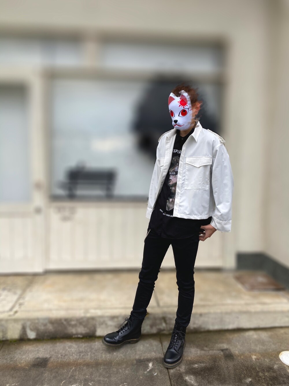 「モノトーン、キレイめ、Dr.Martens、モード、スキニー、SHAREEF、not conventional、韓国ファッション、鬼滅の刃、白と黒」｜「炭治郎のお面のアイテム（その他、ホワイト系）」を使った、じょぬーさん（メンズ・180cm）の冬コーディネートの1枚目の写真