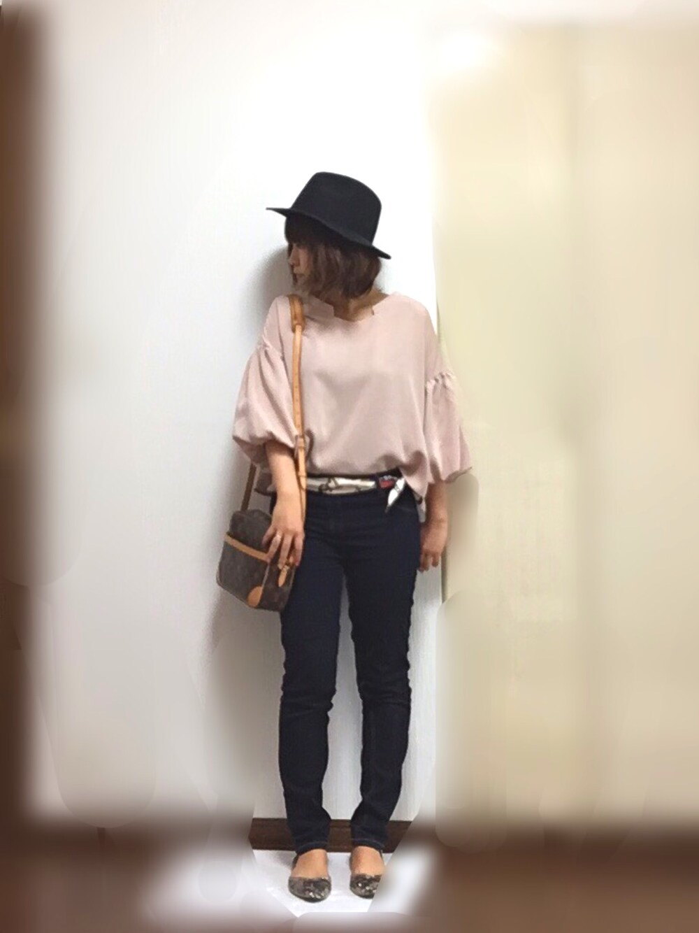 「男の子ママ、ママコーデ、今日のコーデ、おしゃれさんと繋がりたい、おしゃれになりたい、ハットコーデ、パンツスタイル」｜「BEAMSのBEAMS / ツバ広フェルトハット（ハット、ブラック系）」を使った、ゆー🐣さん（レディース・156cm）の春コーディネートの1枚目の写真