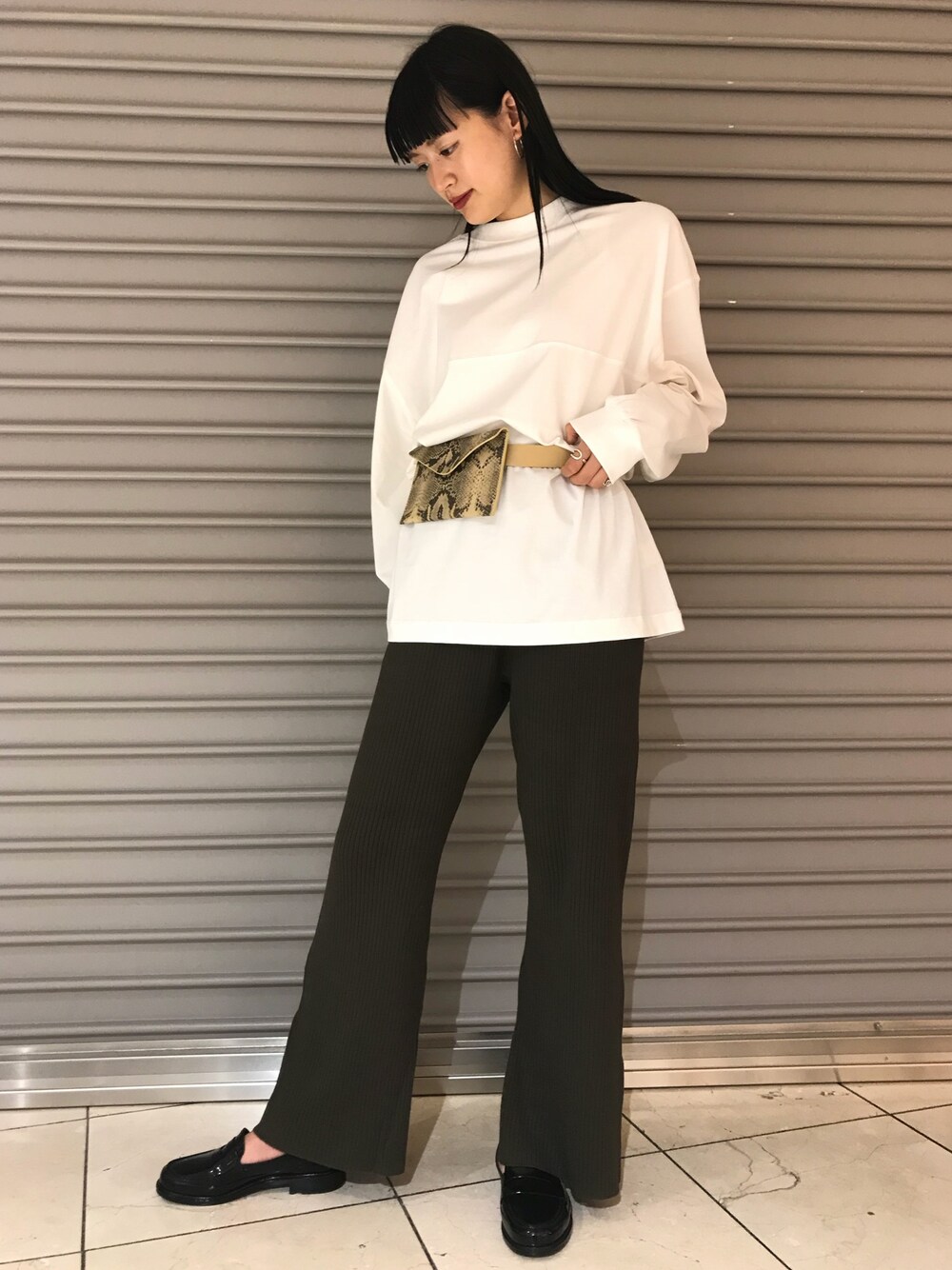 「JEANASiS、HUNTER、ロンT、ビックシルエット、ニットパンツ、パイソン柄、ベルト、黒髪」｜「JEANASISのアイテム（Tシャツ/カットソー、ホワイト系）」を使った、あかねさん（レディース・164cm）の秋コーディネートの1枚目の写真