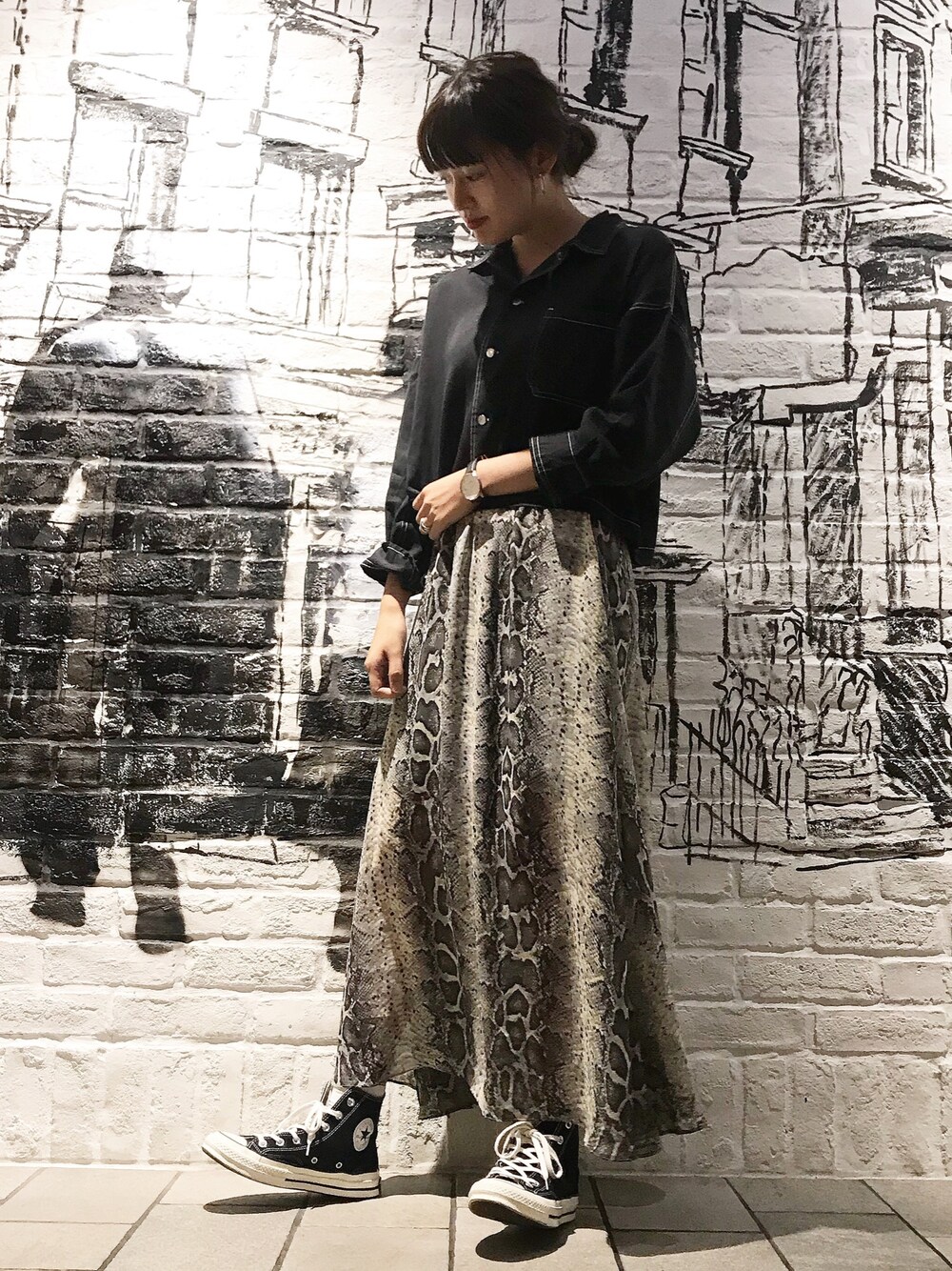 「ジーナシス、JEANASiS、秋服準備はじめました、カジュアル、秋コーデ、オトナカジュアル、お洒落さんとつながりたい、パイソン柄、ステッチ、converse」｜「JEANASISのステッチショートシャツLS/808602（シャツ/ブラウス、ブラック系）」を使った、あかねさん（レディース・164cm）の秋コーディネートの1枚目の写真