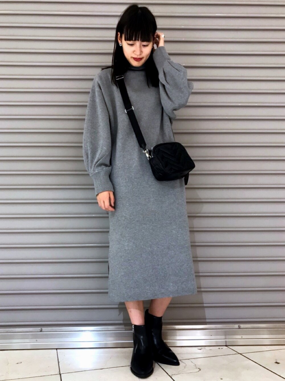 「秋のブラウンスタイル、ワンピース、ハイネック、ブーツ、グレー、JEANASiS、秋コーデ、大人コーデ、秋服」｜「JEANASISのWフェイスハイネックスリットワンピース/811913（ワンピース、グレー系）」を使った、あかねさん（レディース・164cm）の秋コーディネートの1枚目の写真