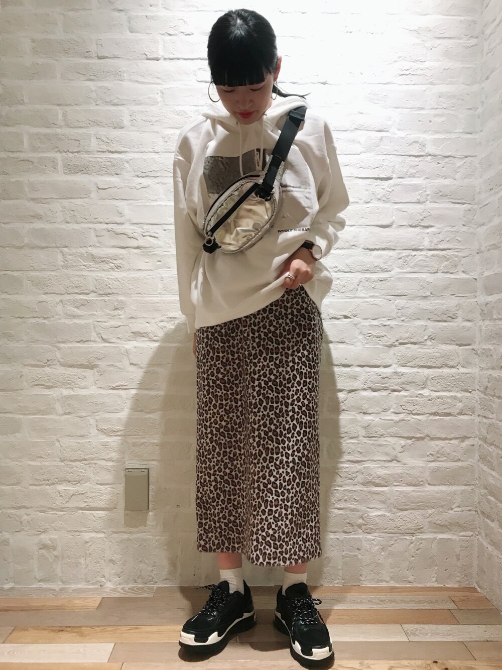 「オシャレパッソ、秋のコーデ、ラクチンコーデ、大人カジュアル、カジュアルコーデ、スカート、パーカー、レオパード、スニーカー、スポーツミックス」｜「JEANASISのBIGフォトフーディ/814515（パーカー、ホワイト系）」を使った、あかねさん（レディース・164cm）の秋コーディネートの1枚目の写真