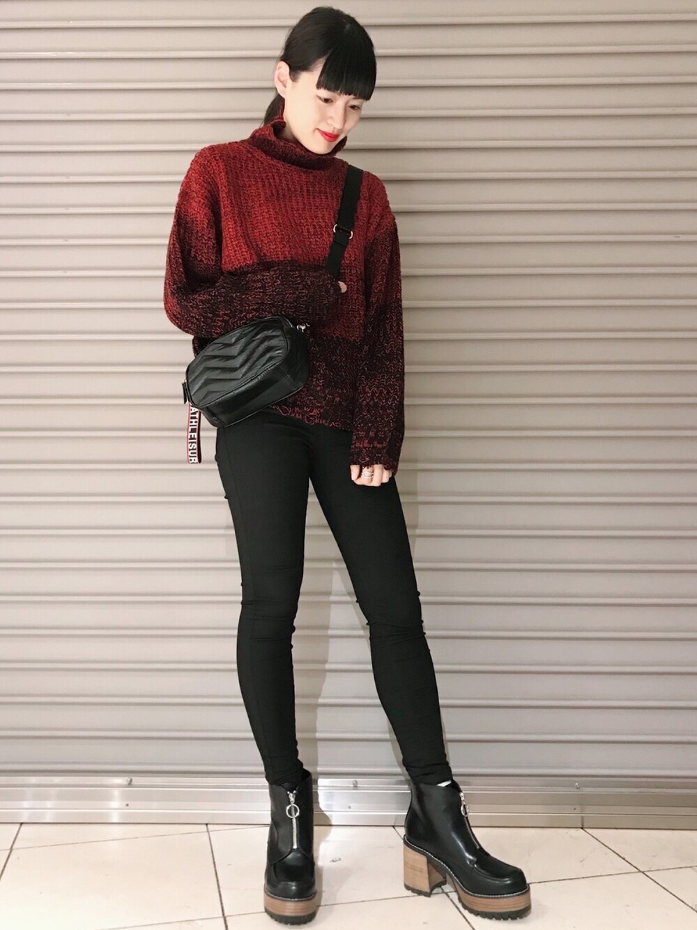 「wearhalloween2018、秋のコーデ、シンプルコーデ、ブーツ、スキニー、ニット、ハイネック、カジュアルコーデ、おしゃれさんと繋がりたい、冬コーデ」｜「JEANASISの3Gグラデクラッシュニット/816027（ニット/セーター、レッド系）」を使った、あかねさん（レディース・164cm）の秋コーディネートの1枚目の写真