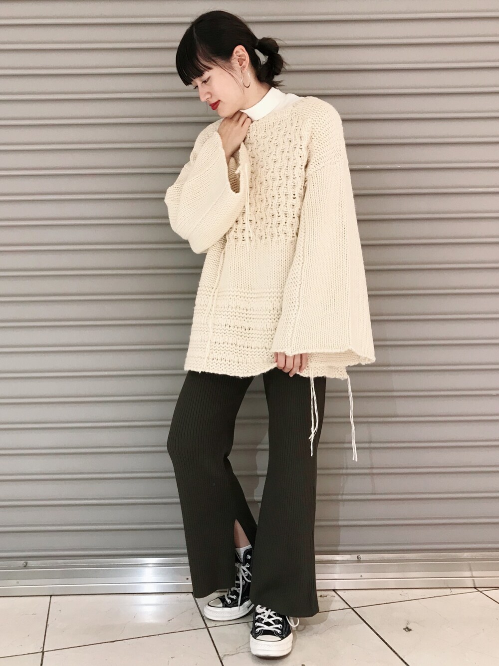 「ストリート服が好き、秋コーデ、ニットパンツ、ジーナシス、JEANASiS、ざっくりニット、コンバース、カジュアル、ハイネック」｜「JEANASISのアイテム（ニット/セーター、ホワイト系）」を使った、あかねさん（レディース・164cm）の秋コーディネートの1枚目の写真