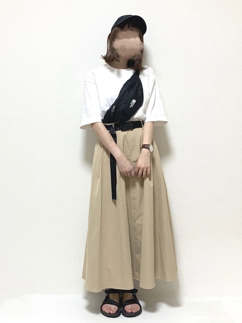 白Tシャツ 夏コーデ