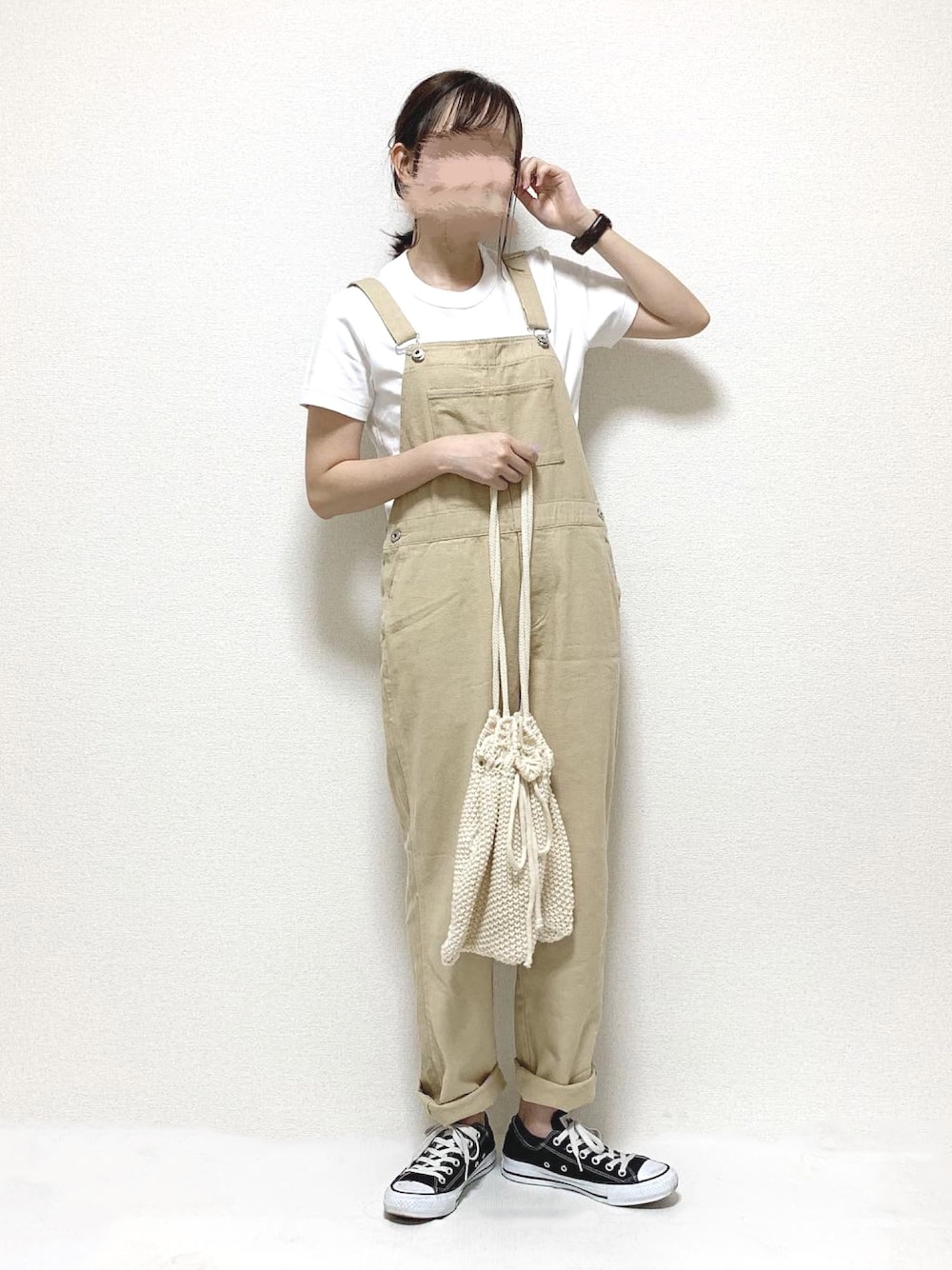 ベージュ系のサロペット/オーバーオール、ホワイト系のTシャツ/カットソー、ブラック系のスニーカーを着用したレディースの夏コーディネートの1枚目の写真