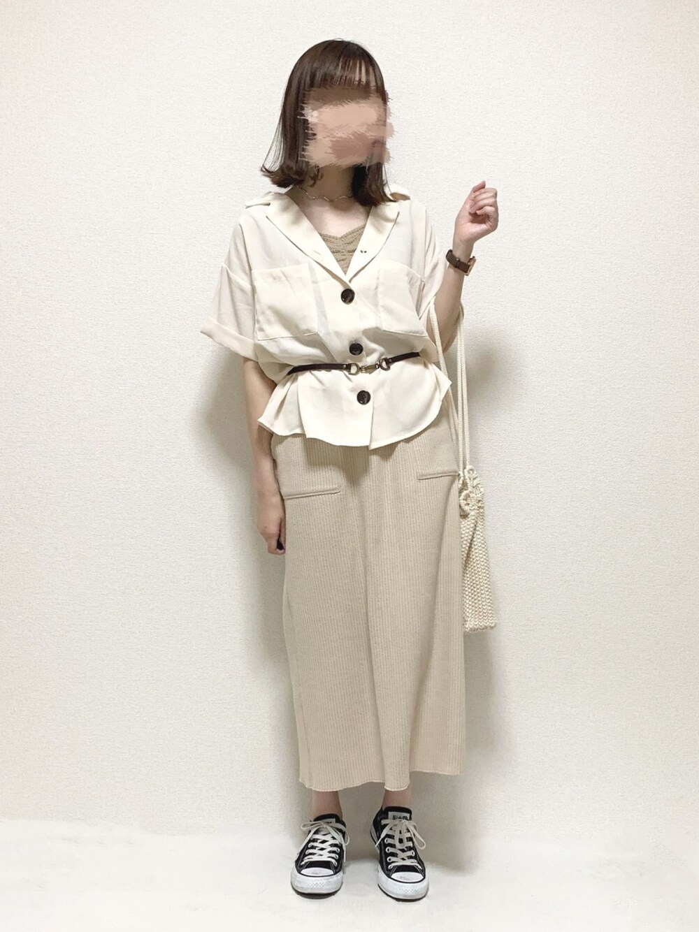 ホワイト系のシャツ/ブラウス、ベージュ系のタンクトップ、ベージュ系のスカートを着用したレディースの夏コーディネートの1枚目の写真