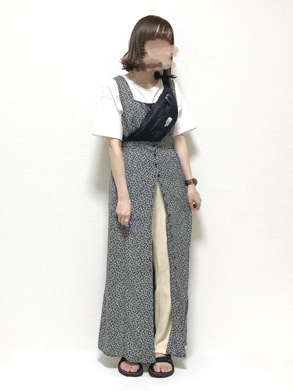 ホワイト系のTシャツ/カットソー、ブラック系のワンピース、ホワイト系のパンツを着用したレディースの夏コーディネートの1枚目の写真